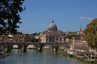 Tiber in Rom (mit Petersdom), Italien