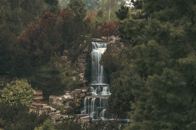 Herbstimmung: Wasserfall im Grugapark Essen