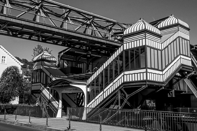 Schwarz-Weiß-Bild der Schwebebahn-Station Völklinger Straße in Wuppertal