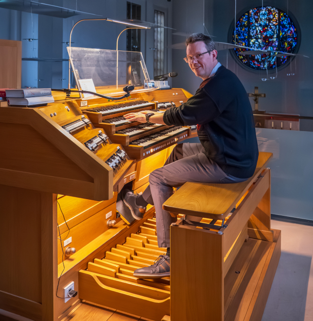 Selbstportrait am Spieltisch der Orgel in St. Martin, Düsseldorf-Bilk